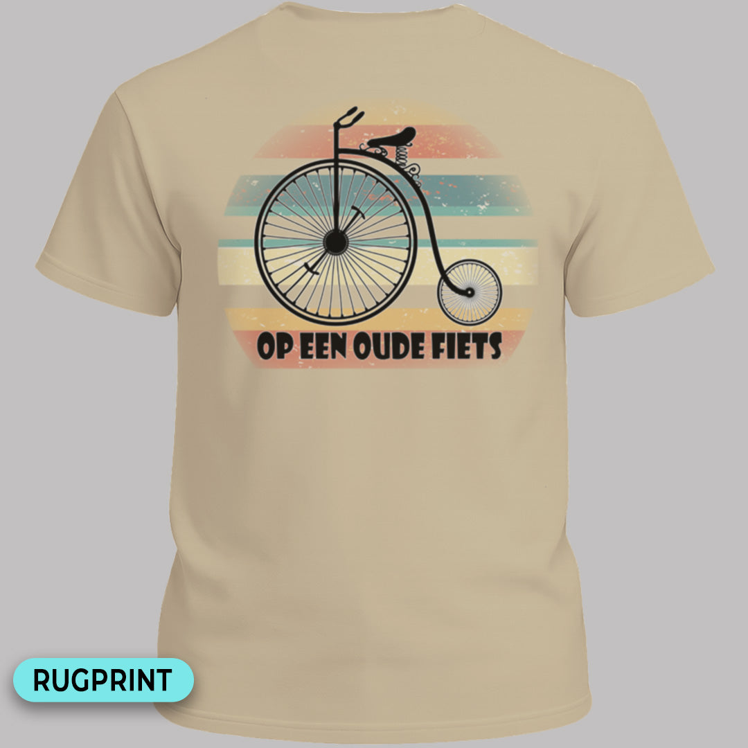 Op een oude fiets rugprint T‑Shirt