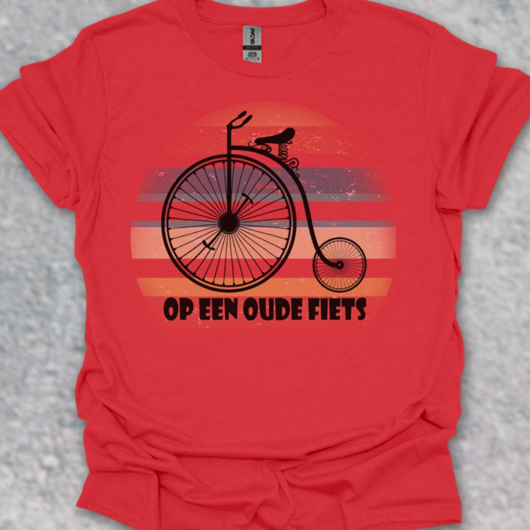 Op een oude fiets T‑Shirt