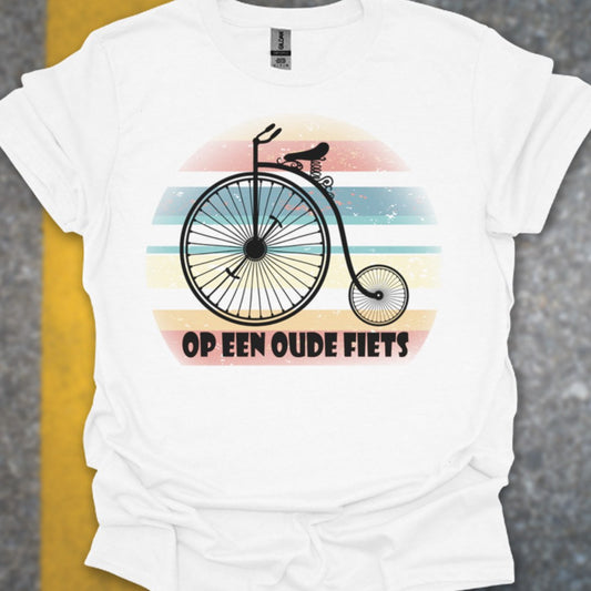 Op een oude fiets T‑Shirt