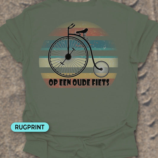 Op een oude fiets rugprint T‑Shirt