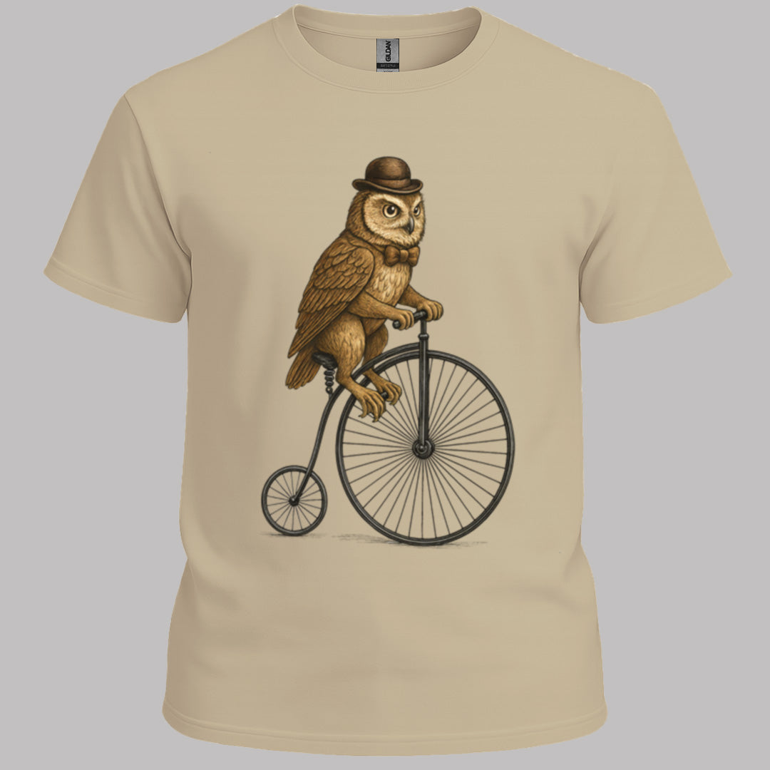 Uil op antieke fiets T‑Shirt