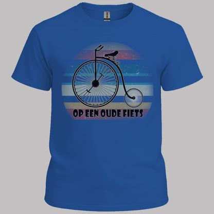 Op een oude fiets T‑Shirt