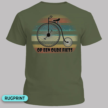 Op een oude fiets rugprint T‑Shirt