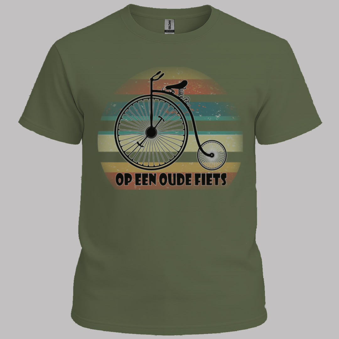 Op een oude fiets T‑Shirt