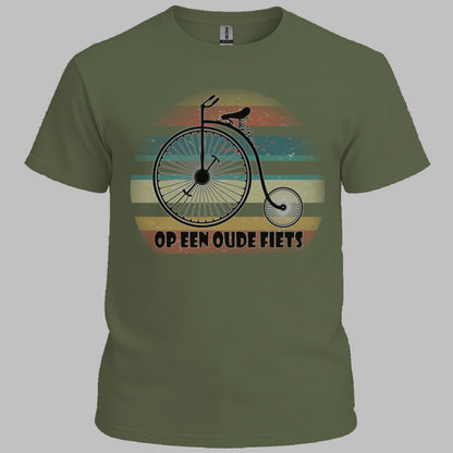 Op een oude fiets T‑Shirt