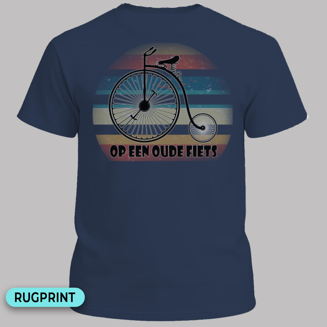Op een oude fiets rugprint T‑Shirt