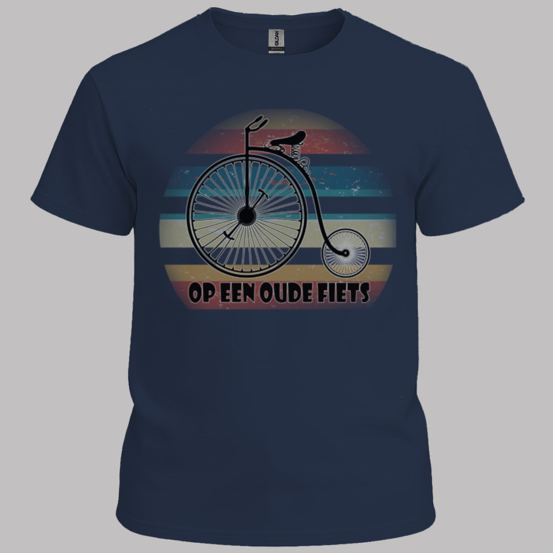 Op een oude fiets T‑Shirt