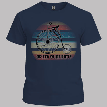 Op een oude fiets T‑Shirt