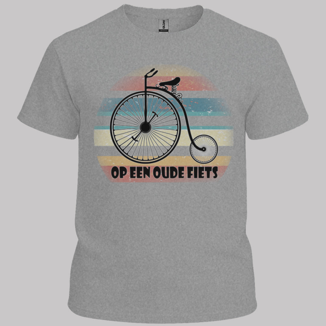 Op een oude fiets T‑Shirt