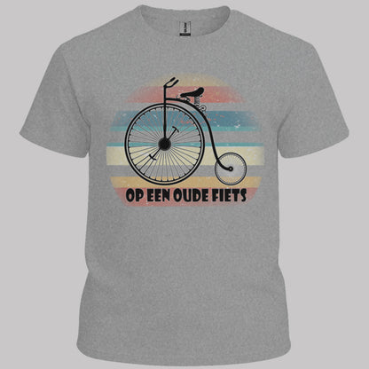 Op een oude fiets T‑Shirt