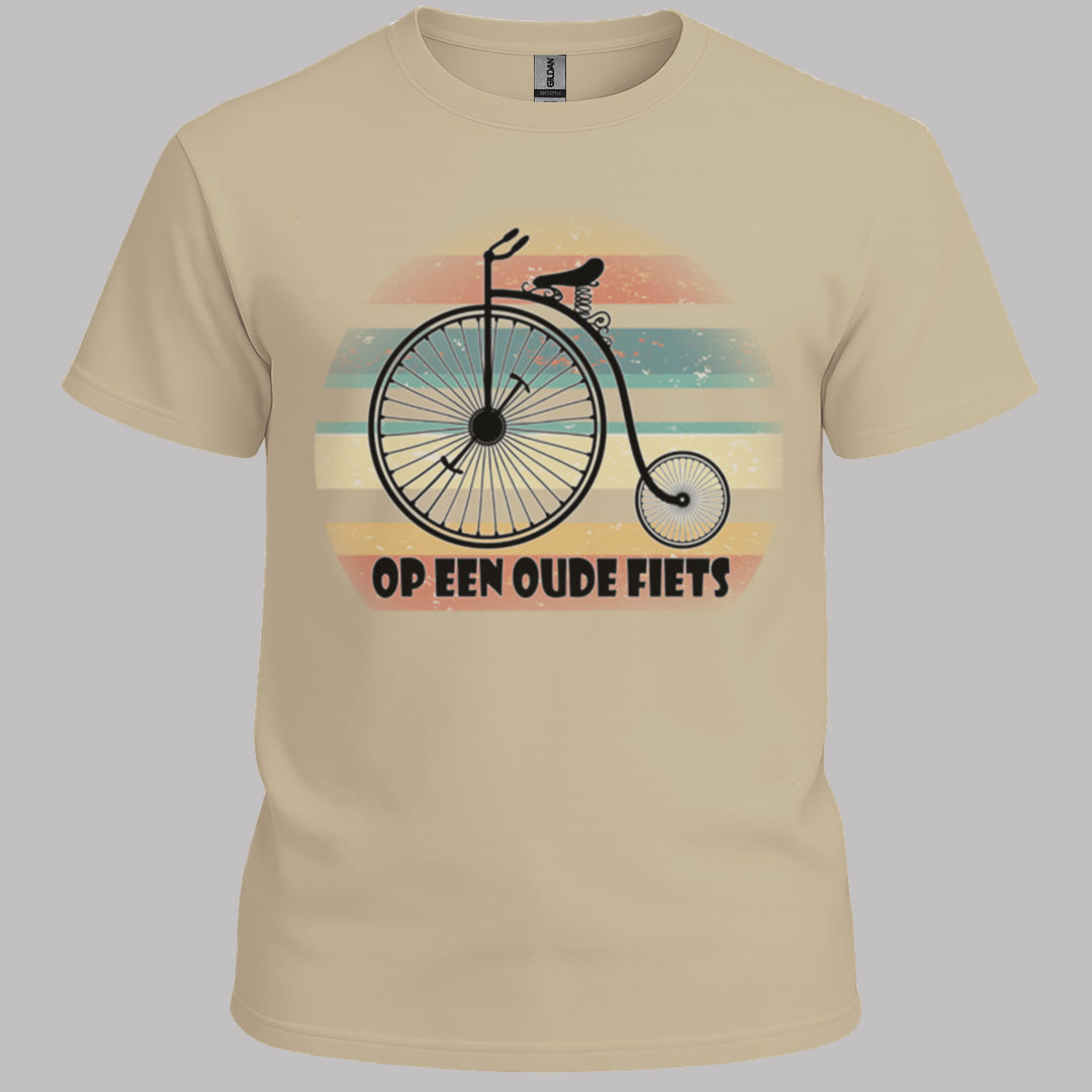 Op een oude fiets T‑Shirt