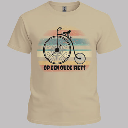 Op een oude fiets T‑Shirt