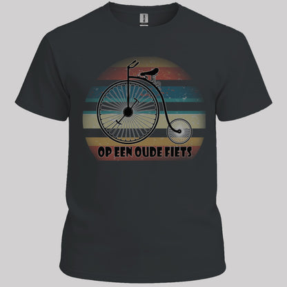 Op een oude fiets T‑Shirt