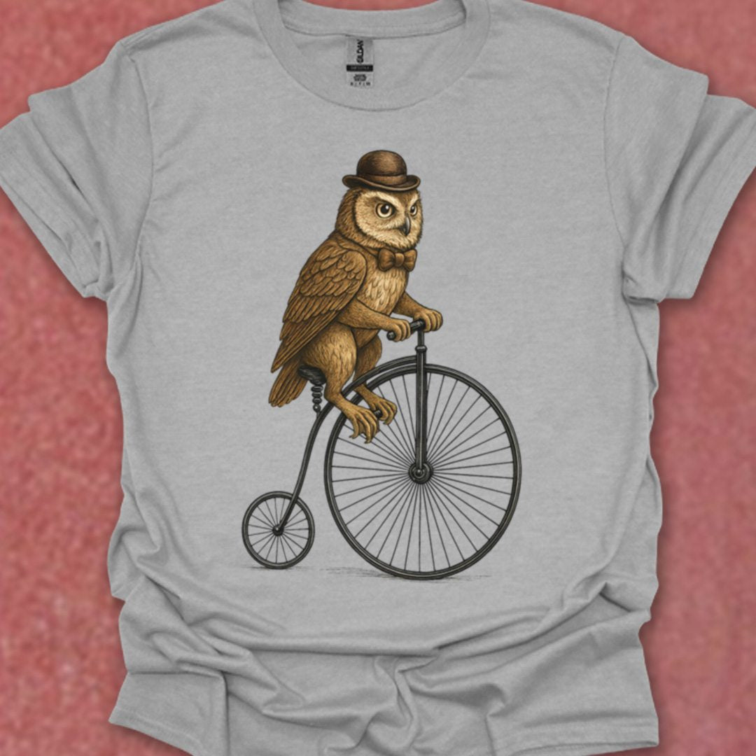 Uil op antieke fiets T‑Shirt
