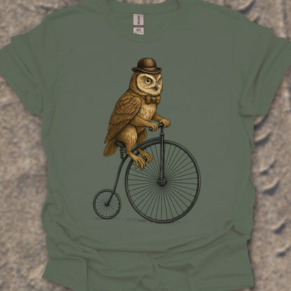 Uil op antieke fiets T‑Shirt