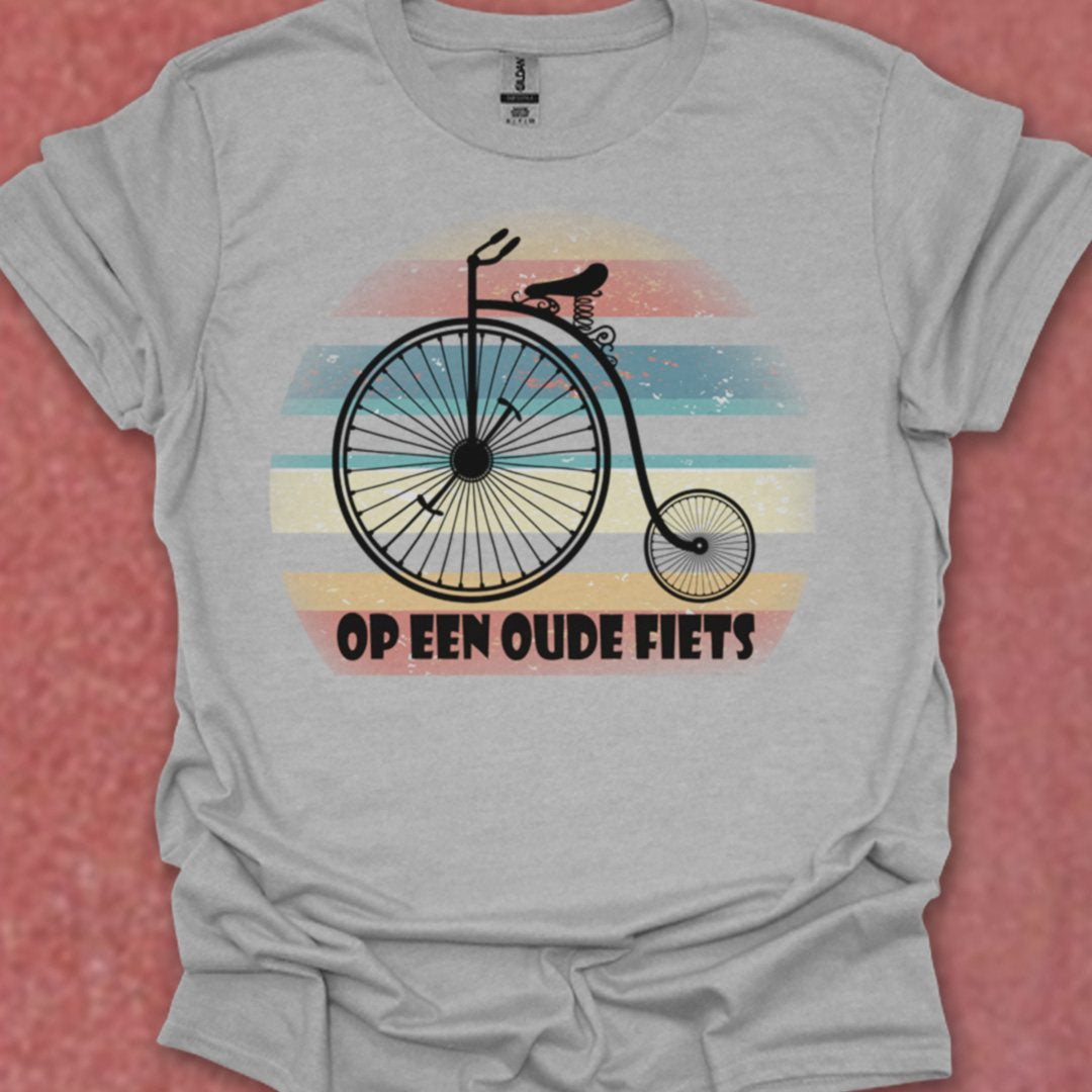 Op een oude fiets T‑Shirt