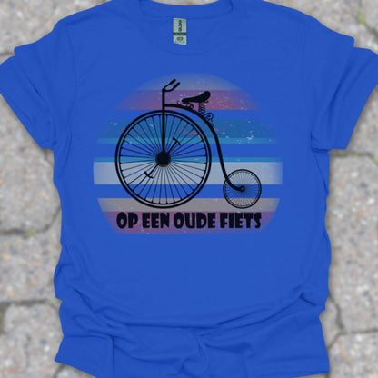 Op een oude fiets T‑Shirt