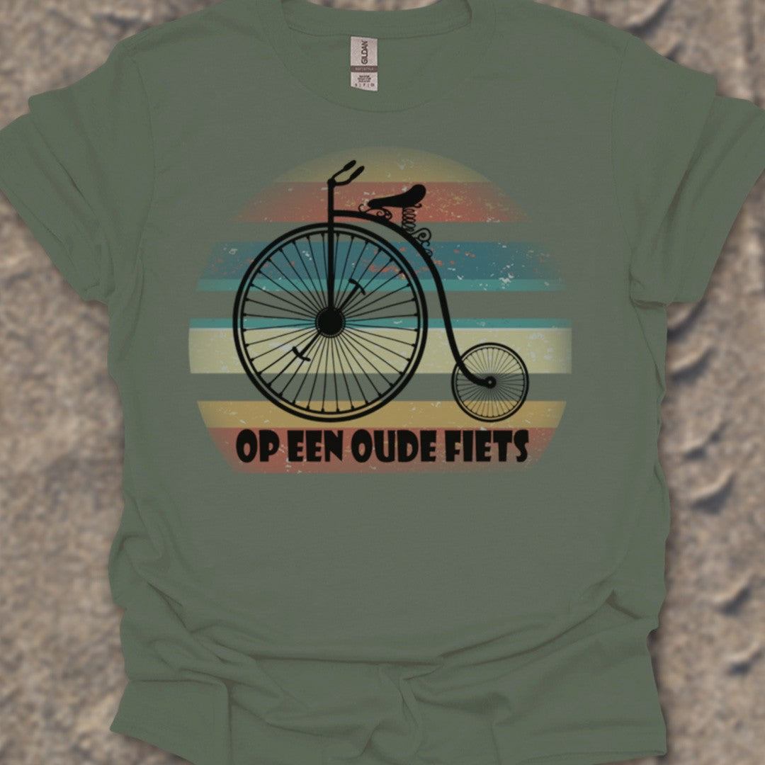 Op een oude fiets T‑Shirt