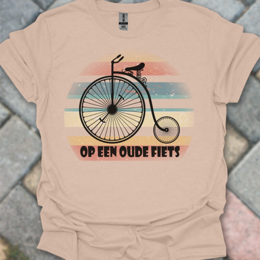 Op een oude fiets T‑Shirt