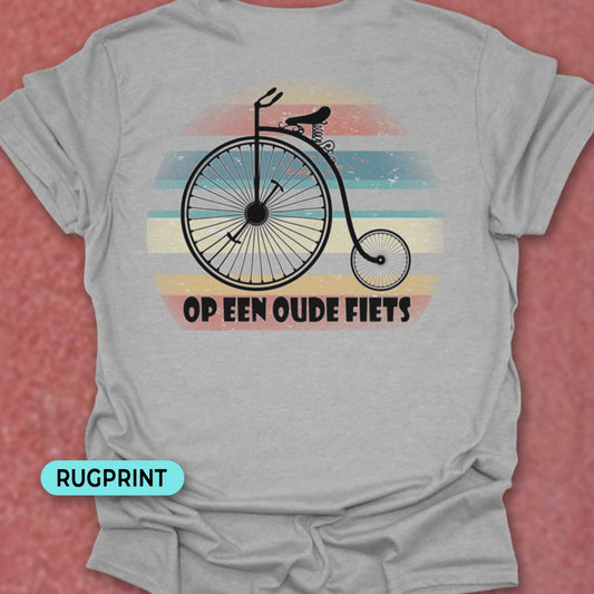Op een oude fiets rugprint T‑Shirt