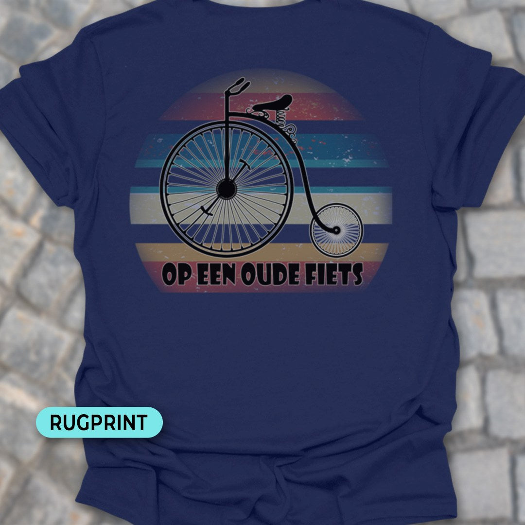 Op een oude fiets rugprint T‑Shirt