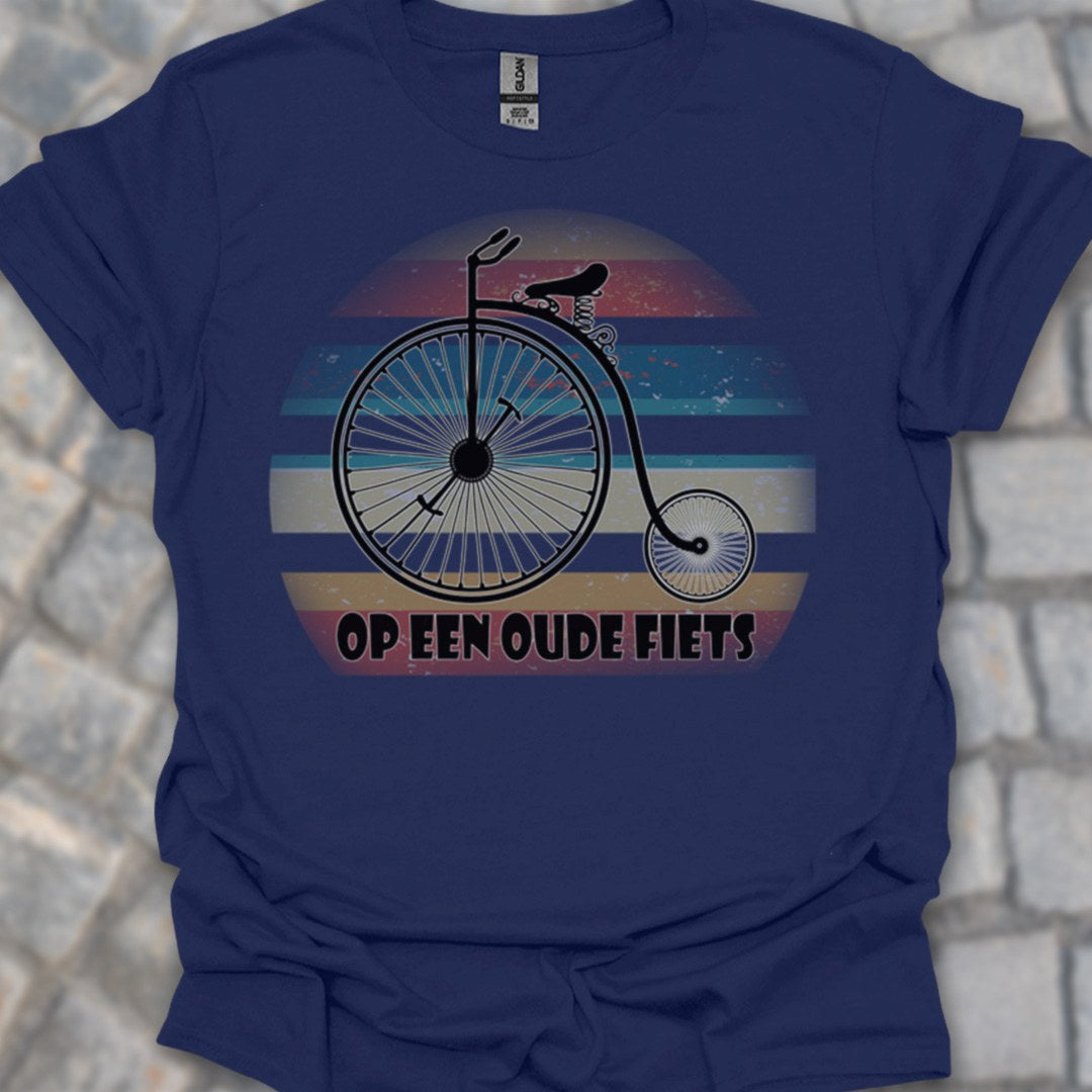 Op een oude fiets T‑Shirt
