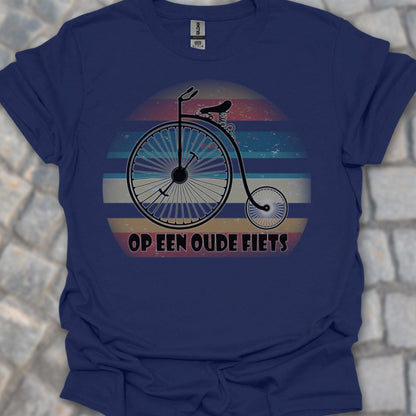 Op een oude fiets T‑Shirt