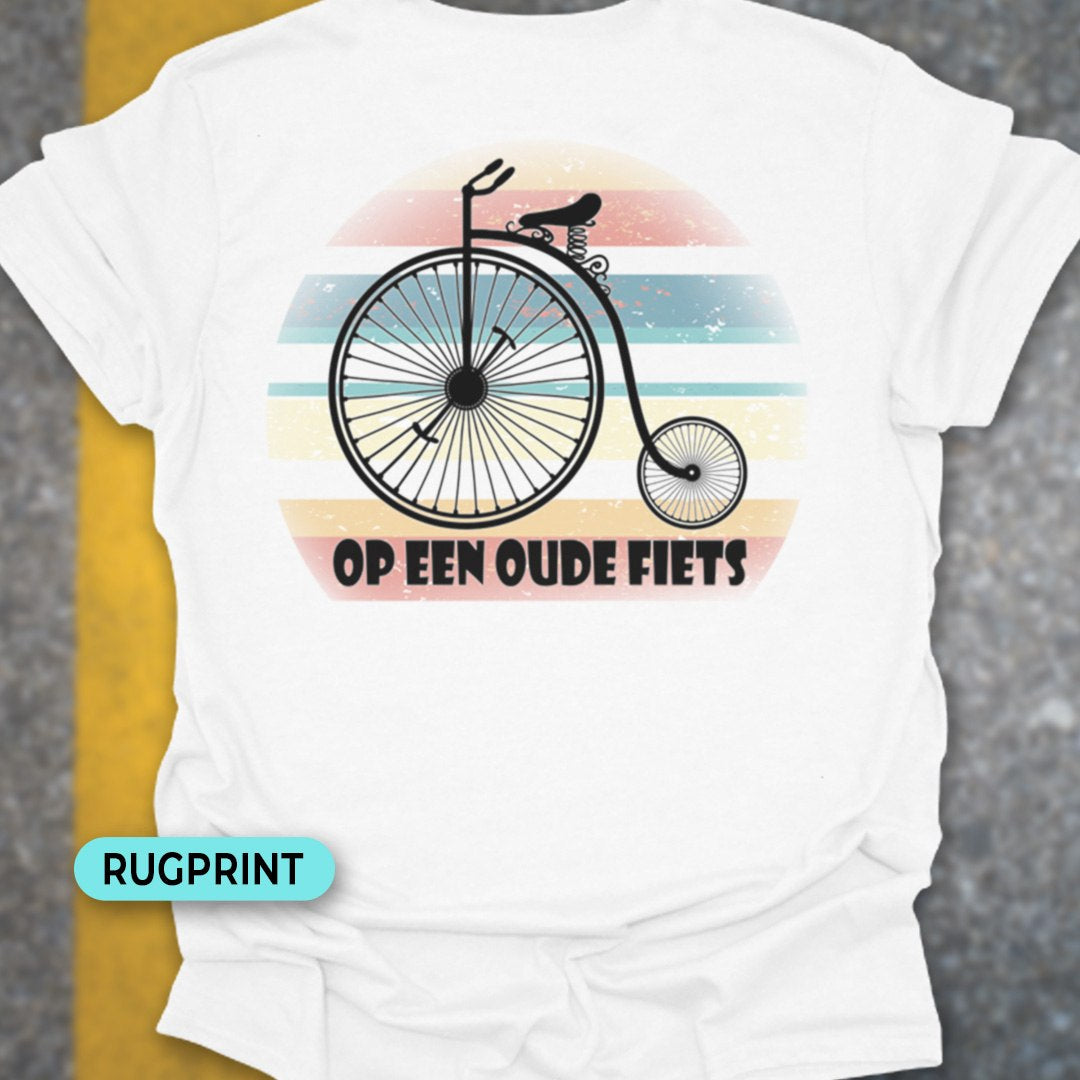 Op een oude fiets rugprint T‑Shirt