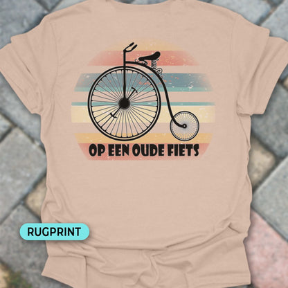 Op een oude fiets rugprint T‑Shirt