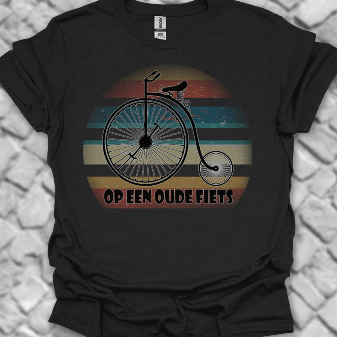 Op een oude fiets T‑Shirt