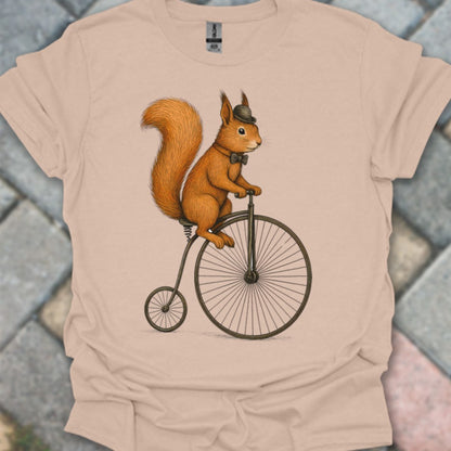 Eekhoorn op antieke fiets T‑Shirt